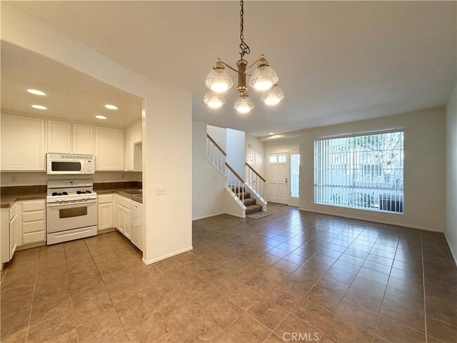 Building Photo - 32 Tradewinds