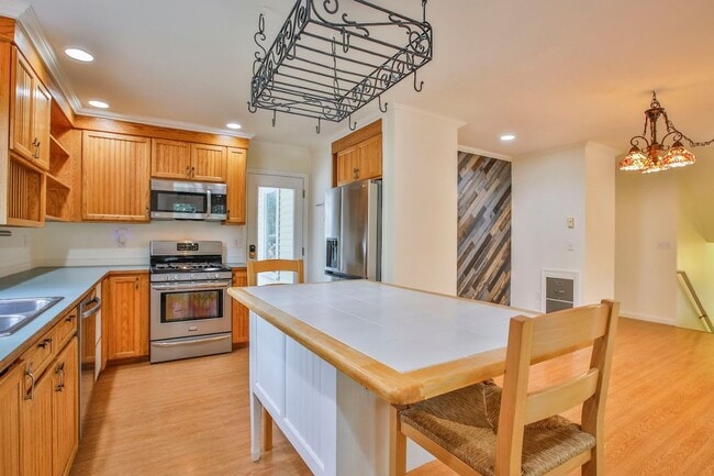 Building Photo - Gorgeous Coupeville Home is Ready for a New Tenant!!!