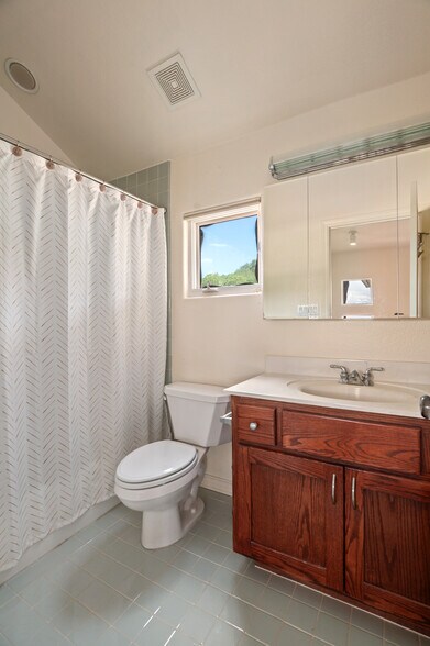 2nd bathroom - 500 Sinclair Dr