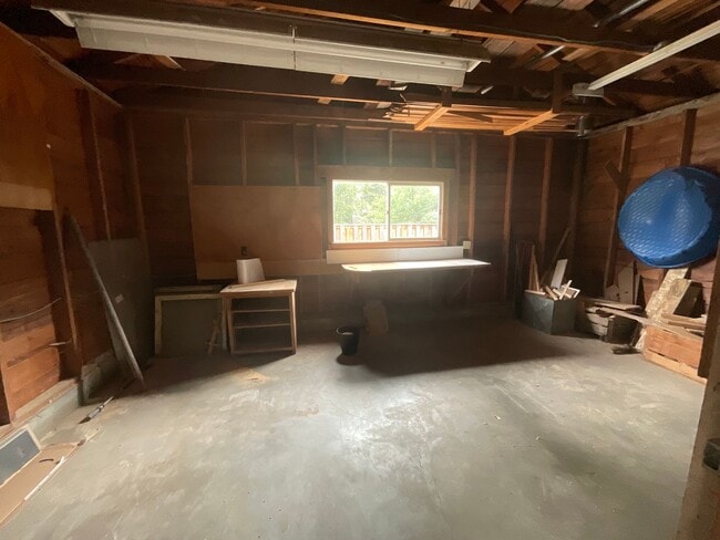 Building Photo - 3 Bed, 2 Bath Home with 2- Car Garage/Shop...