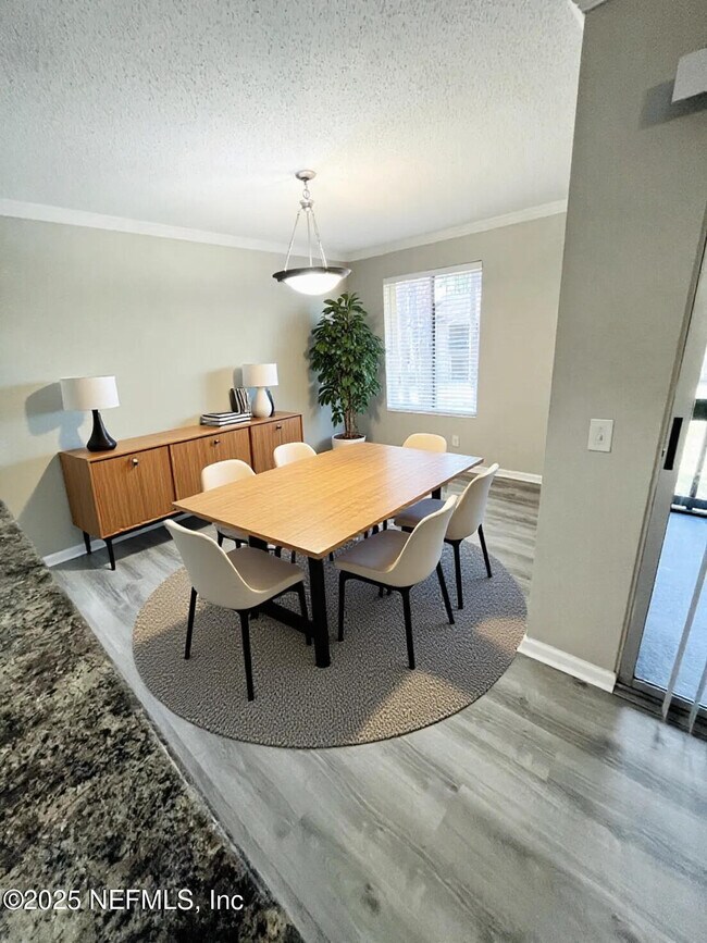 Building Photo - 8880 Old Kings Rd S