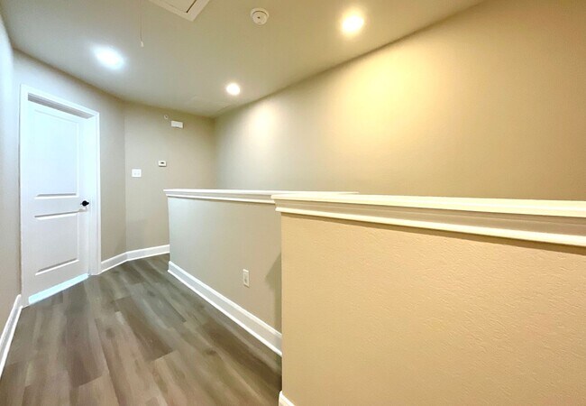 Building Photo - **APPLICATION RECEIVED** Three Bedroom Townhome in Prime Location! Close to New IKEA, I-35, Forum...