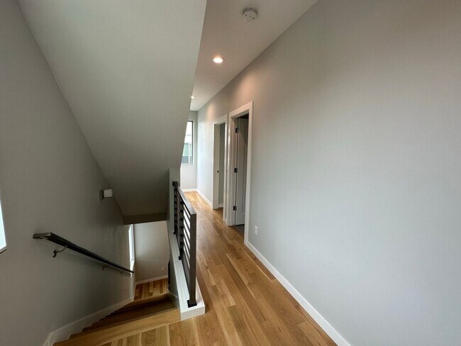 Building Photo - 3Bd/3.25Ba Seattle House