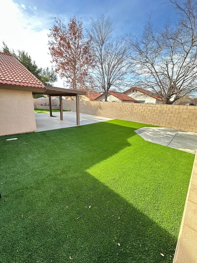 Building Photo - Spacious East Palmdale Home