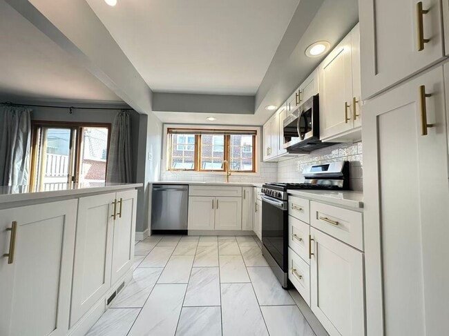 Building Photo - 3B2B House near Complex Sport Center Available NOW