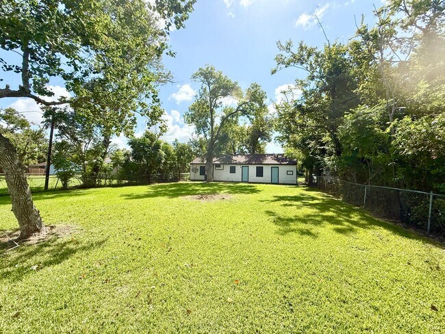 Building Photo - Adorable 3/1/1 Home in Lake Jackson !