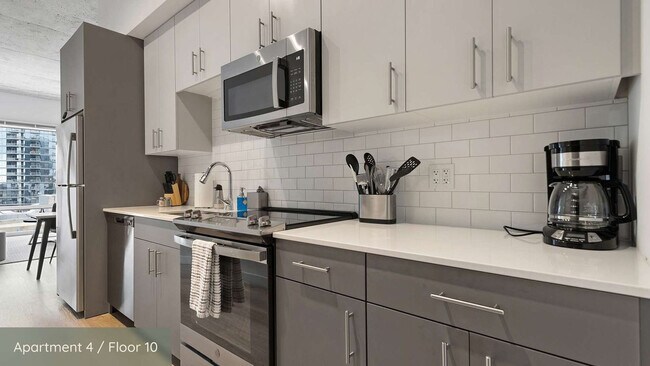 Building Photo - 853 W Blackhawk St