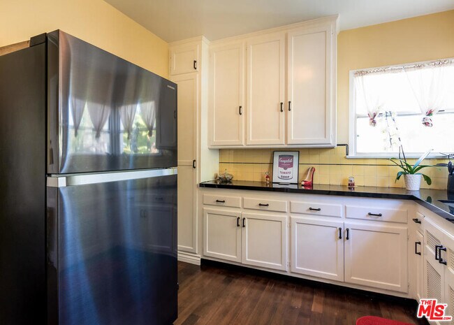 Building Photo - 2431 Walgrove Ave