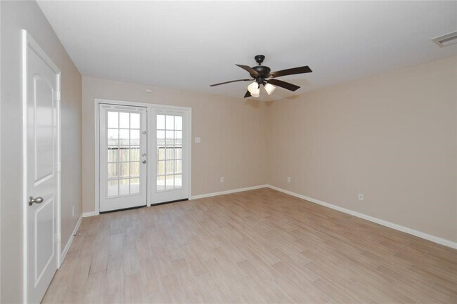 Building Photo - 1001 Strawberry Ridge Dr