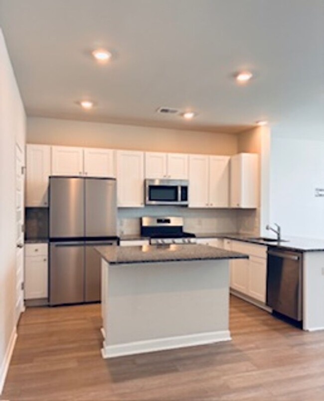 Building Photo - New 3 Bed/ 2.5 Bath Townhome Off Central A...