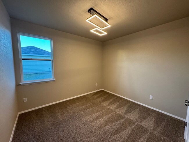 Building Photo - Bright & Spacious 3 Bedroom Home with Garage in Kyle