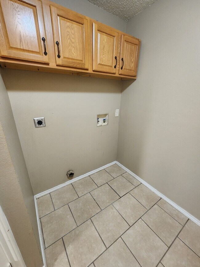 Building Photo - 4 bed 2 bath home