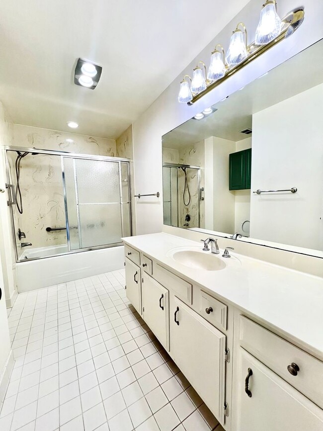 Building Photo - Lake Villa 4040- PLACEMENT