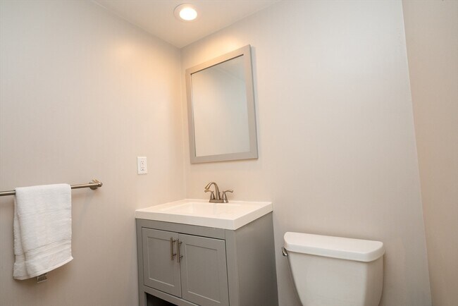 Building Photo - 592 Poplar St