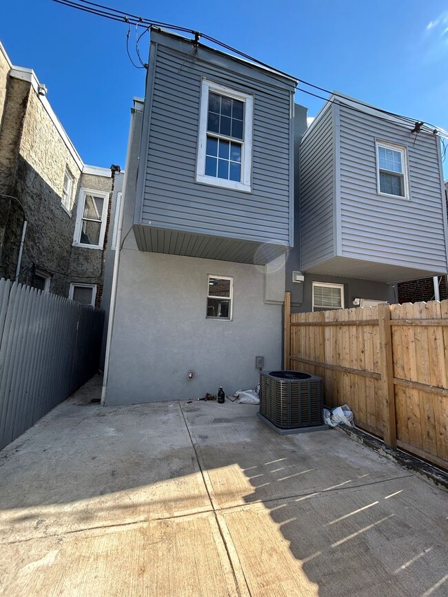 Building Photo - 3 bedroom 1 bath house available in South ...