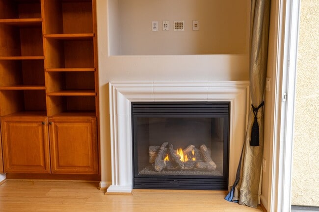 Building Photo - Beautiful 3 bedroom townhouse that is conveniently located