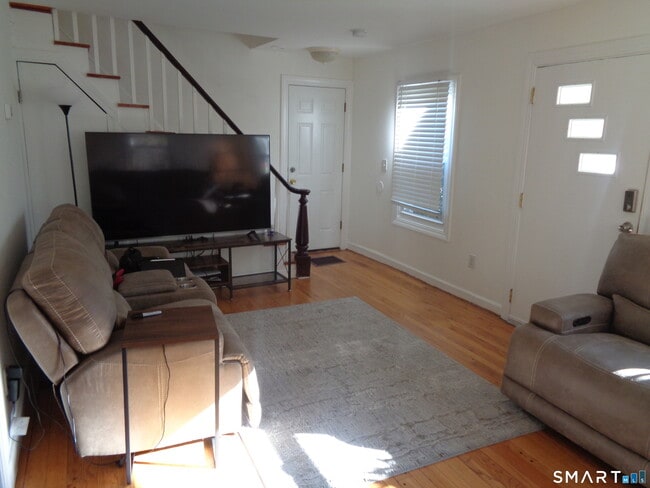 Building Photo - 77 Linden Ave