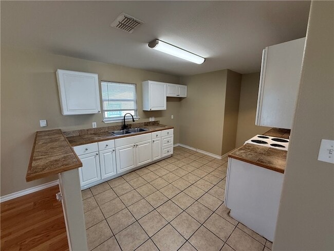 Building Photo - 512 Lakeside Dr