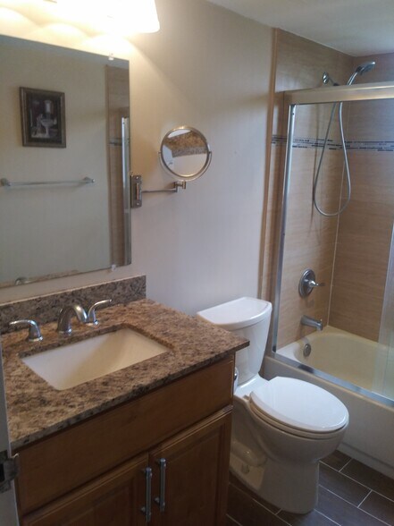 Building Photo - 2841 Somerset Dr