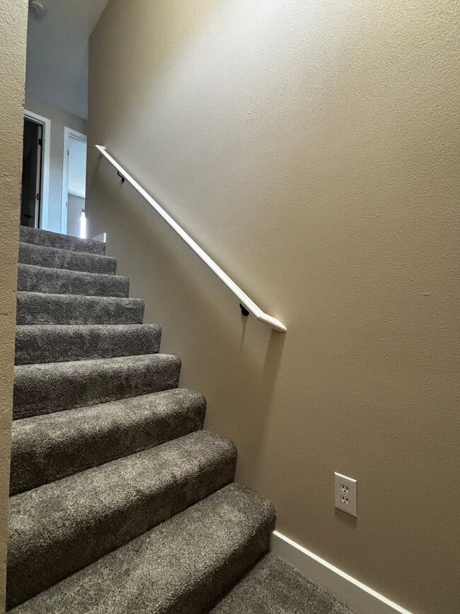 Building Photo - 4 bed 3 bath, Bonus room, Rv parking, Fenc...