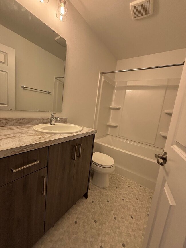 Building Photo - 3 Bed 3 Bath Townhome