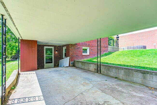 Building Photo - 601 Walnut St