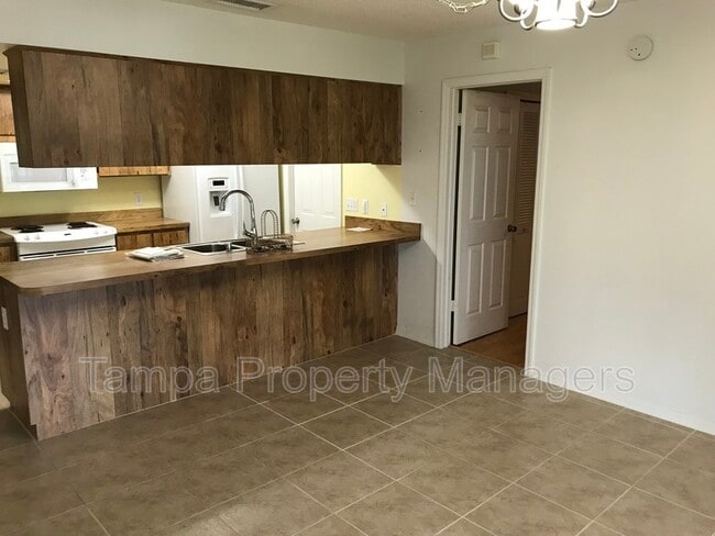 Building Photo - 16214 Pebblebrook Dr