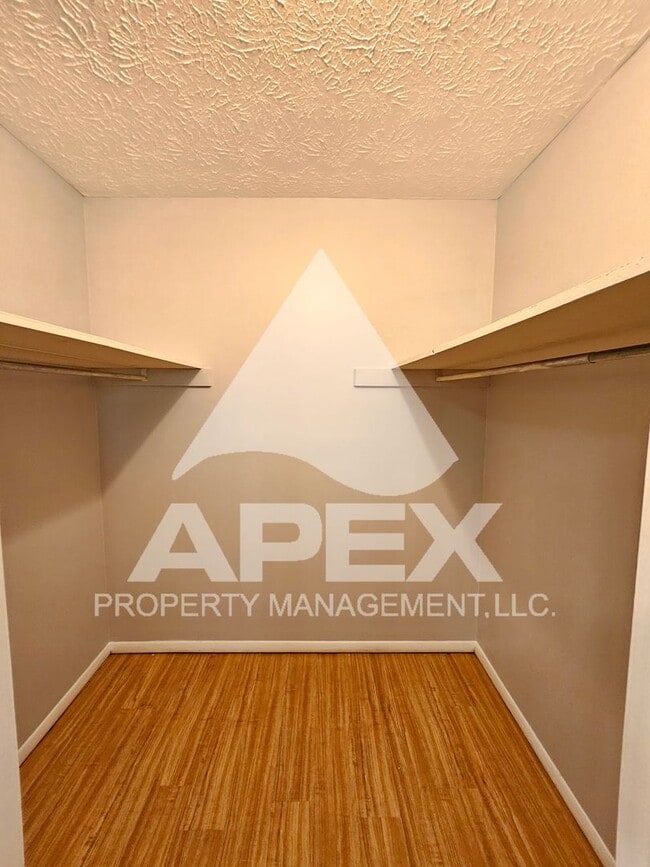 Building Photo - Convenient 2 Bd-1.5 Townhouse in WEST KNOX...