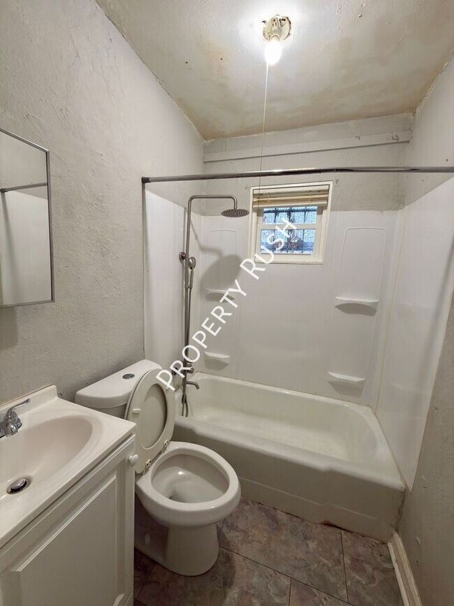 Building Photo - 706 W 47th St