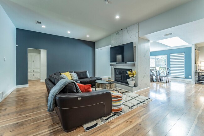 Family Room - 10014 Bridgegate Cir