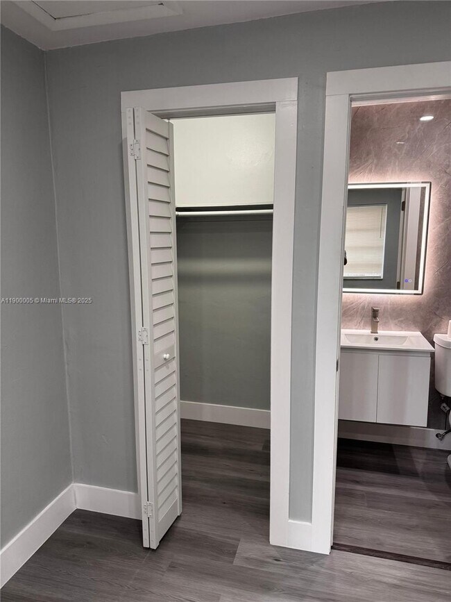 Building Photo - 3033 NW 32nd St