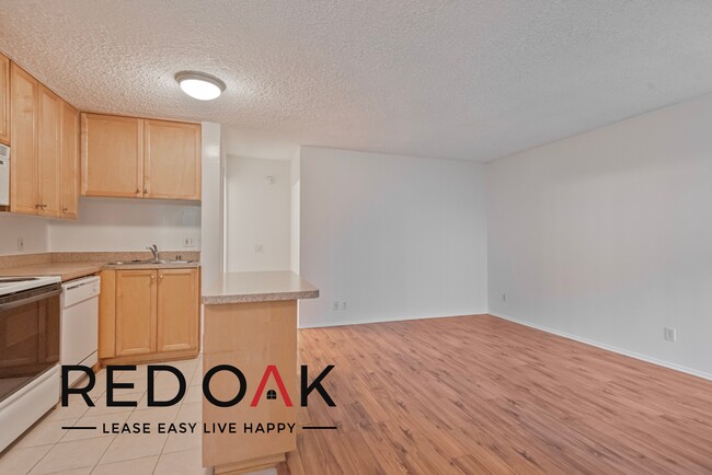 Building Photo - Deluxe One Bedroom with Beautiful Hardwood...