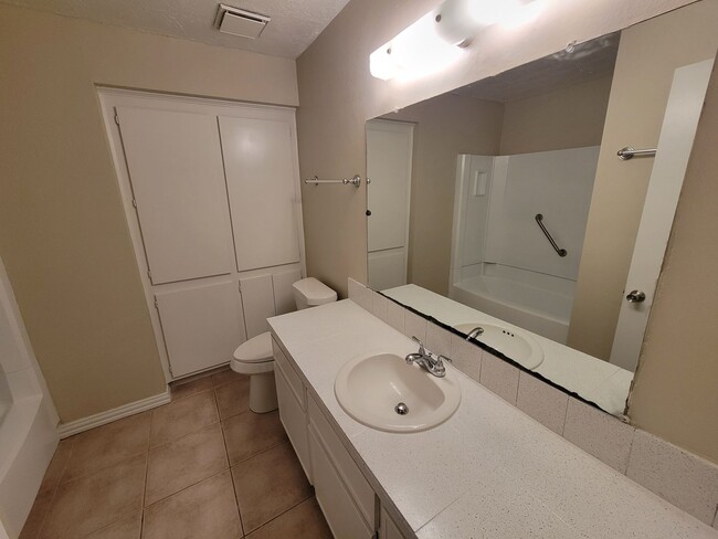 Building Photo - College Station - 2 bed/1.5 bath end unit ...