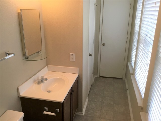 Building Photo - 10423 Manor Crk