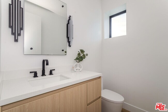 Building Photo - 1318 1/2 N Vista St