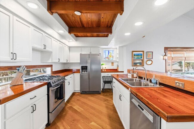 Building Photo - 2900 Ocean Dr S
