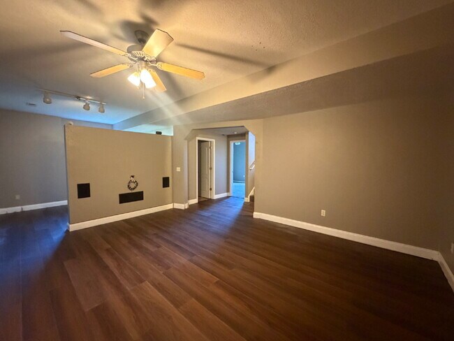 Building Photo - 4 Bedroom / 3 Bath - Horizon Hills / Meadow Ridge (Near Branson school district)