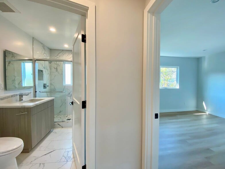 Building Photo - 3207 W 3rd St