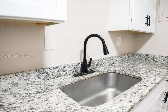 Building Photo - 4280 Woodside Dr