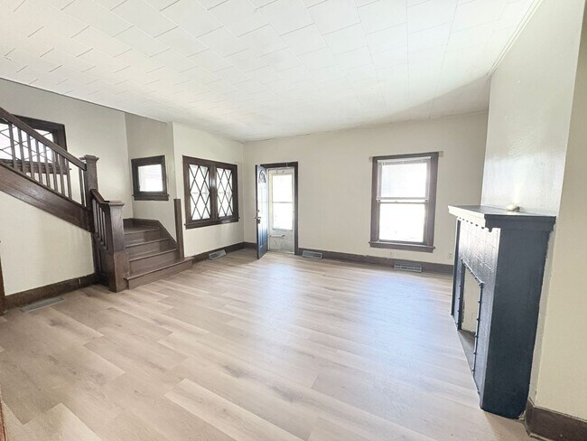 Building Photo - 303 Hillwood Dr