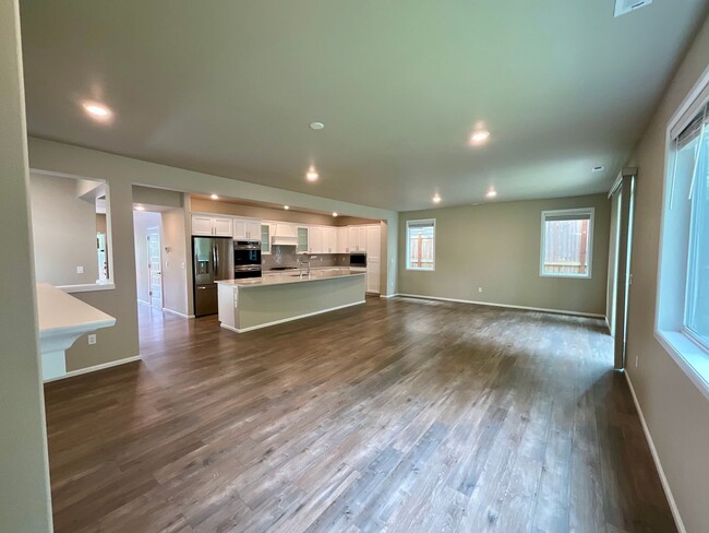 Building Photo - Beautiful and Modern 4-Bedroom Home with S...