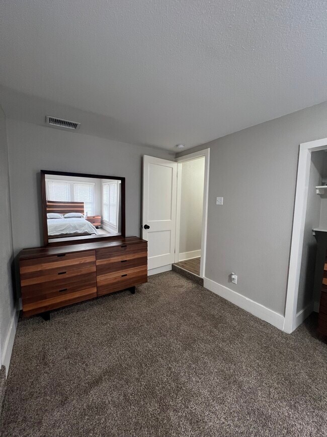 Building Photo - 807 Rigsby Ave
