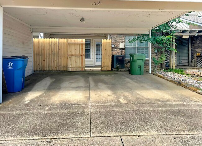 Building Photo - 2-Bed, 2-Bath Townhome with Flexible Floor...
