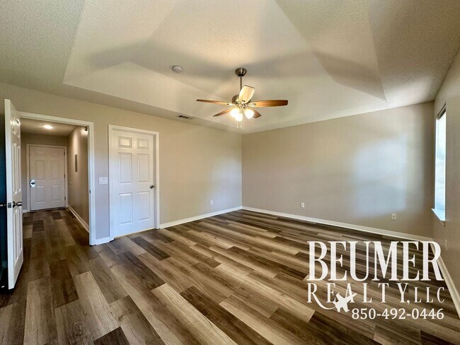 Building Photo - Home nestled in in W. Pensacola minutes fr...