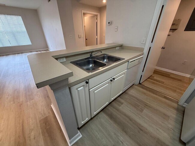 Building Photo - 5506 Metrowest Blvd