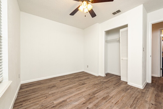Building Photo - 9 Oakwood Park
