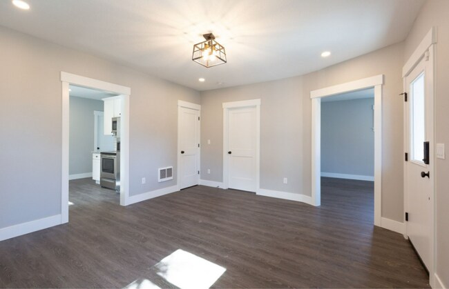 Building Photo - Charming Fully Renovated Home in the Heart of Southeast Portland