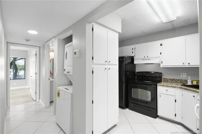 Building Photo - 1008 Green Pine Blvd