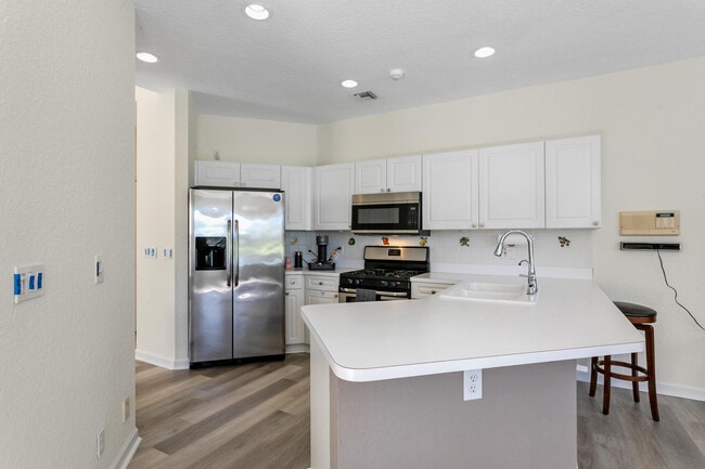 Building Photo - 8232 Heritage Club Dr