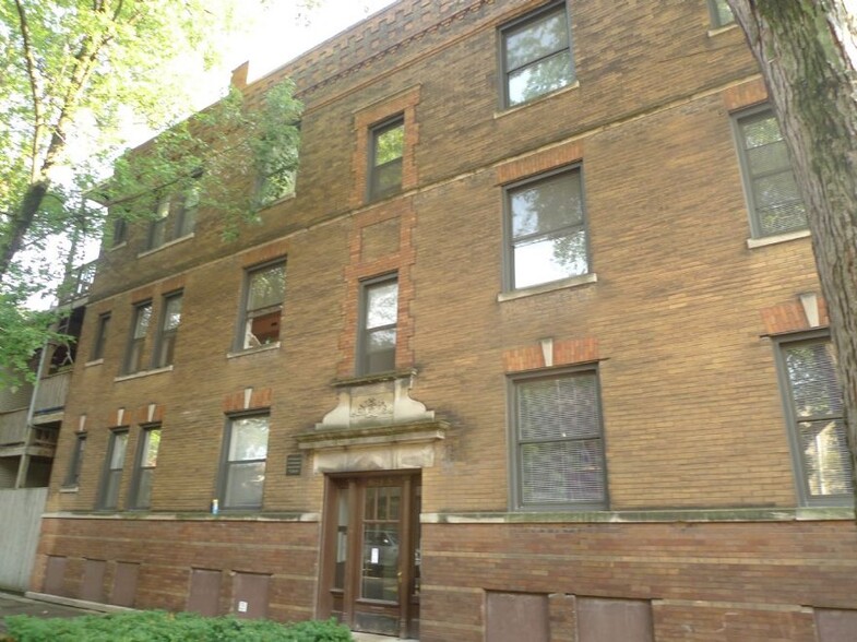 Building Photo - 1645 W Waveland Ave
